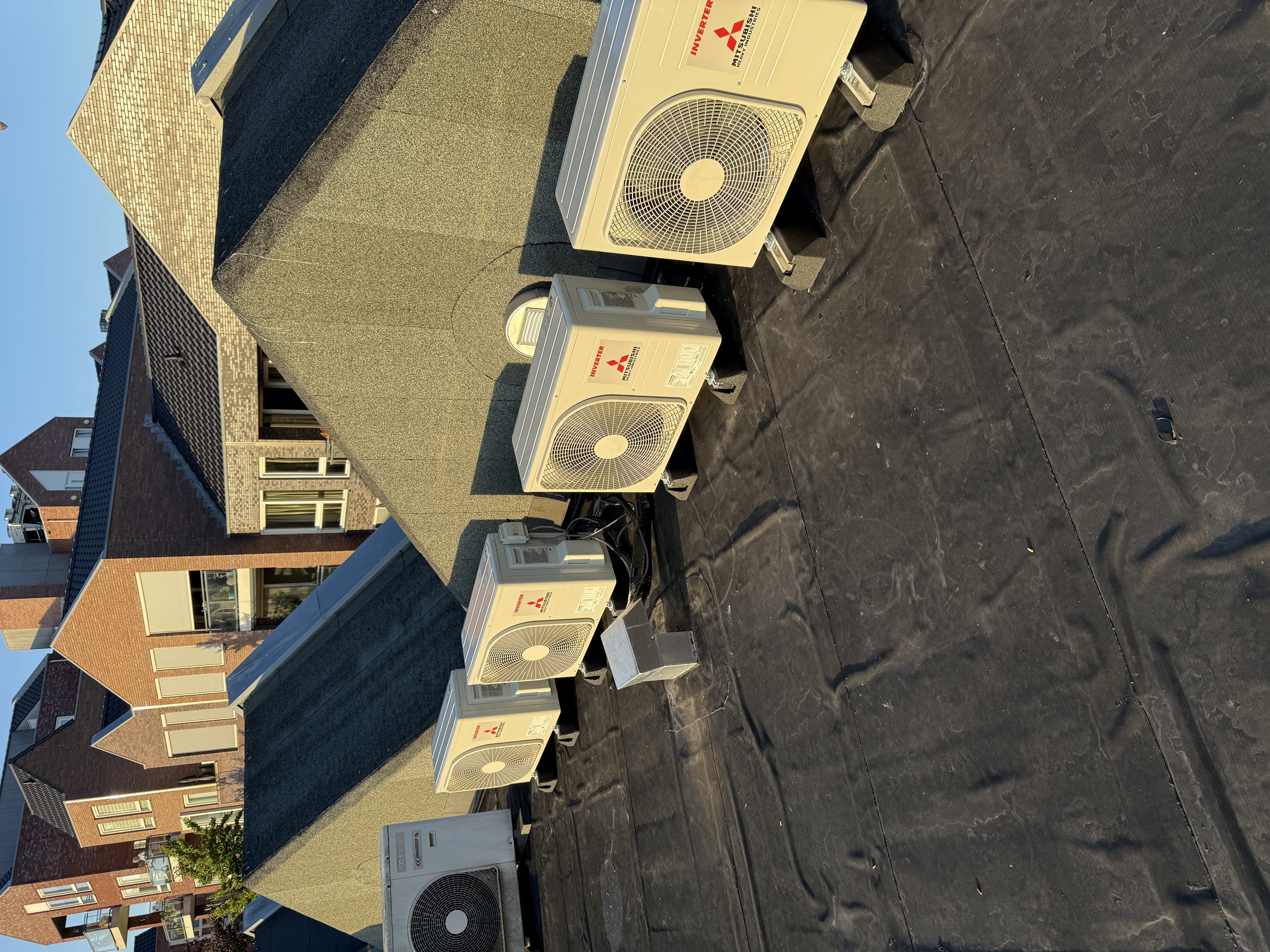 Meerdere buitendelen van airco-installaties netjes op dak opgesteld