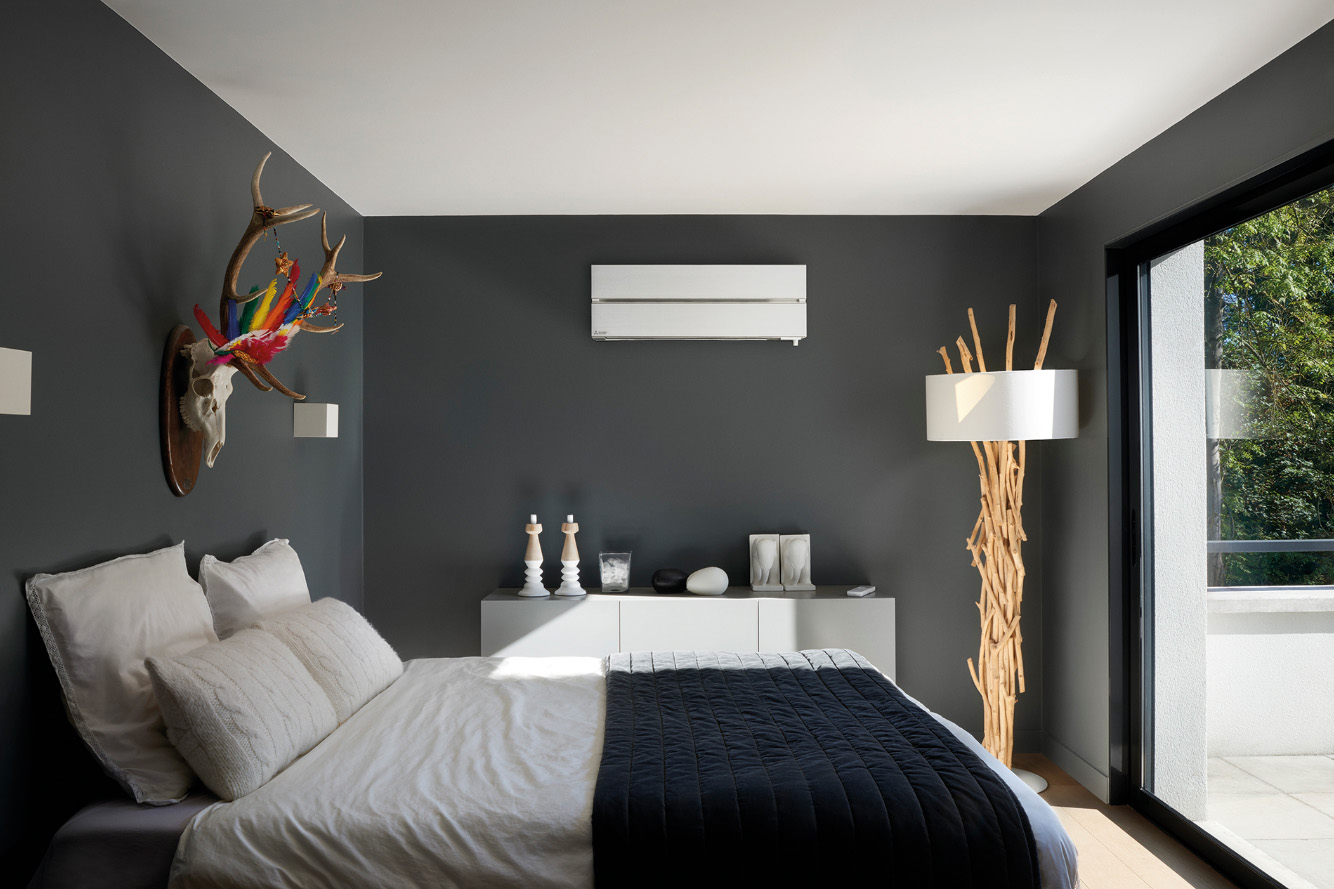 Airco-installatie in rustige moderne slaapkamer